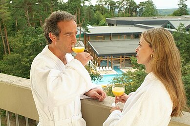 Das Pärchen genießt die Wellnesspause auf dem Balkon im Familienhotel Sonnenhügel in der Rhön.