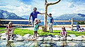 Familie spielt auf dem Wasserspielplatz des Hochzeigerhauses im Pitztal.