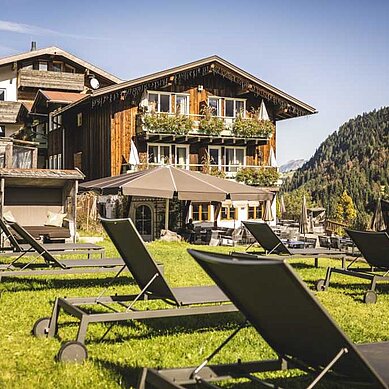 Familienhotel Alphotel im Allgäu, Hotelansicht von außen im Sommer