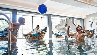 Die ganze Familie im Indoor-Schwimmbad im Familienhotel Amiamo im Salzburger Land.