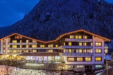 Außenansicht des Familienhotels Bavaria am Abend mit schöner Beleuchtung.