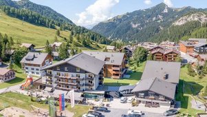 Sommer Luftaufnahme vom Hotelgelände Familienhotel Gorfion mit der umliegenden Landschaft in Lichtenstein.