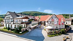 Eine Luftaufnahme im Sommer vom Familienhotel Ottonenhof im Sauerland.