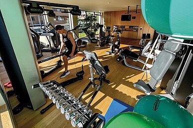 Ein für Jugendliche eingerichtetes Fitnessstudio im Familienhotel Ulrichshof im Bayerischen Wald