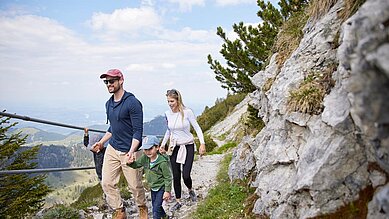 Eine Familie geht Wandern auf dem Wendelstein in Oberbayern.