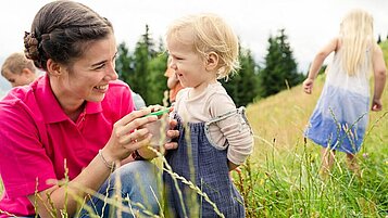 Kinder entdecken in der Kinderbetreuung die Natur rund um das Familienhotel Allgäuer Berghof.