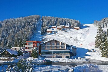 Winterlandschaft des Familienmhotels Alpengasthof Hochegger in Kärnten.