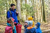 Einige Kinder und ein Kinderbetreuer im Outdoorclub im Wald im Landhaus zur Ohe im Bayerischen Wald. 