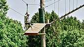 Ein Mann im einem Kletterwald in der Nähe des Familienhotels Rhön Feeling