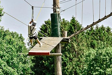 Ein Mann im einem Kletterwald in der Nähe des Familienhotels Rhön Feeling