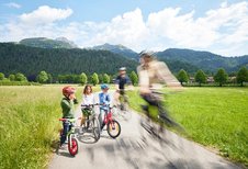 Eine Familie bei einer Radtour zur die oberbayerische Voralpenlandschaft