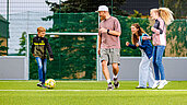 Familie mit Teens beim Fußballspielen im Familienhotel Elldus Resort.