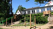 Schöner Outdoor Spielplatz in der Natur im Familienhotel Borchard's Rookhus.