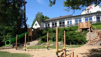 Schöner Outdoor Spielplatz in der Natur im Familienhotel Borchard's Rookhus.