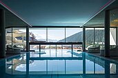 Großer, lichtdurchfluteter Schwimmbereich für Familien im Familienhotel Huber in Südtirol