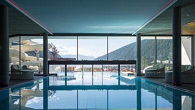 Großer, lichtdurchfluteter Schwimmbereich für Familien im Familienhotel Huber in Südtirol