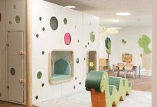 Spielerisch gestaltetes Indoor-Spielhaus mit bunten Elementen und Sitzmöglichkeiten im Familienhotel Oberkarteis.
