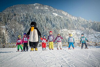 Kinder lernen mit viel Freude das Skifahren in der Kinderskischule des Familienhotels Landgut Furtherwirt in Tirol.