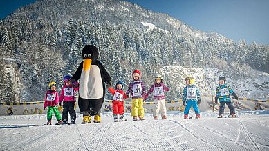 Kinder lernen mit viel Freude das Skifahren in der Kinderskischule des Familienhotels Landgut Furtherwirt in Tirol.