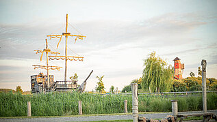 Das Piraten-Spielschiff und der Weltenbummler-Turm am Familienhotel Seeklause auf Usedom an der Ostsee.