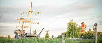 Das Piraten-Spielschiff und der Weltenbummler-Turm am Familienhotel Seeklause auf Usedom an der Ostsee.