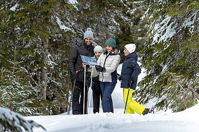 Familie beim Winterwandern in den Kärntner Bergen