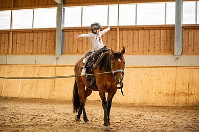 Reitstunde im Reitstall des Familienhotels Landhaus zur Ohe im Bayerischen Wald.