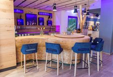 Bar mit gemütlichen Sitzmöglichkeiten für die ganze Familie im Familienhotel Landhaus zur Ohe im Bayerischen Wald.