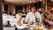 Familie beim gemeinsamen Frühstück im Restaurant des Landhauses Averbeck in der Lüneburger Heide