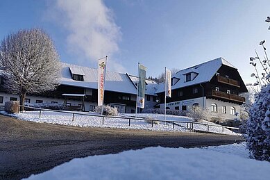 Das Familienhotel Der Ponyhof von außen im Winter