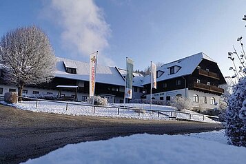 Das Familienhotel Der Ponyhof von außen im Winter