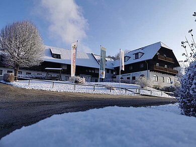 Das Familienhotel Der Ponyhof von außen im Winter