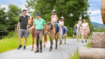 Ein geführter Ausritt mit den Gästen im Familienhotel Der Ponyhof Steiermark.