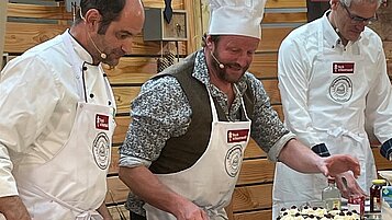 Gastgeber Alfred Boch vom Hotel Engel im Schwarzwald beim Schwarzwälder-Kirschtorten-Festival.