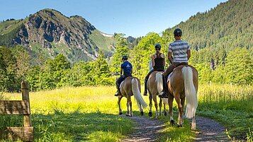 Teens beim Ausritt in den Alpen im Urlaub im Familienhotel Spa- & Familien-Resort Krone im Allgäu.