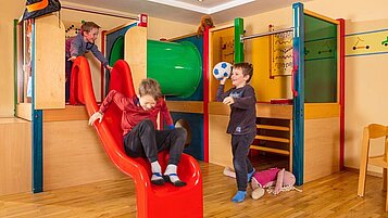 Spielende Kinder im Spielbereich im Familienhotel Sonne Bezau Vorarlberg.