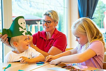 Zwei Kinder beim Basteln und Spielen in der Kinderbetreuung im Familienhotel Lärchenhof in Tirol