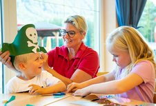 Zwei Kinder beim Basteln und Spielen in der Kinderbetreuung im Familienhotel Lärchenhof in Tirol
