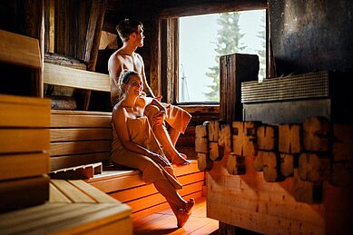 Paerchen genießt die Zeit in der Saunalandschaft im Elldus Resort im Erzgebirge.