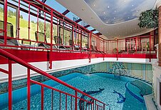 Blick auf den Pool im Familienhotel Zauchenseehof im Salzburger Land