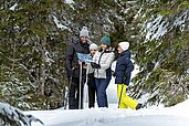 Familie beim Winterwandern in den Kärntner Bergen