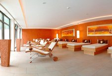 Ruheraum mit Liegen mit Beleuchtung zum Entspannen im Wellness vom Familienhotel Sonngastein in Bad Gastein.