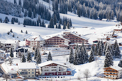 Winter Luftaufnahme vom Familienhotel Kaiserhof an der Tiroler Zugspitzarena.