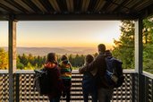 Die wohlverdiente Pause am Höhepunkt einer Wanderung im Thüringer Wald entlang des Rennsteig-Wanderwegs.