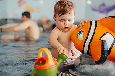 Baby planscht im Babybecken des Familienhotels Huber in Südtirol