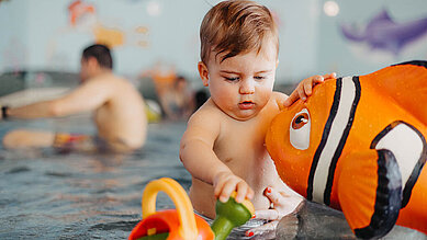 Baby planscht im Babybecken des Familienhotels Huber in Südtirol