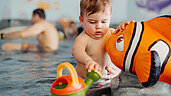 Baby planscht im Babybecken des Familienhotels Huber in Südtirol