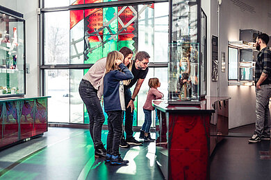 Familie im Glasmuseum in Frauenau im Bayerischen Wald.