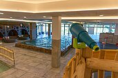 Der große Indoorpool mit einer Wasserkanone im Landhaus zur Ohe im bayerischen Wald.