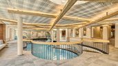 Moderne Wasserlandschaft mit Pool, Kinderplanschbereich und Ruhezonen im Alpenhotel Kindl im Stubaital.